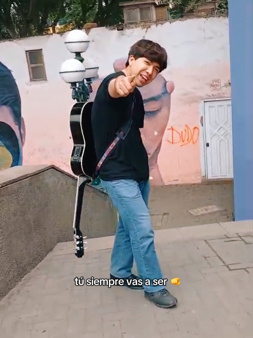 Una llanta, una chamba 🗣🔥🔘‼️ Camarógrafo: @Jerekings 📸 #unvinounacerveza #pedrosuaresvertiz #parodia #llantas #peru