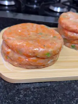 ✨Hambúrguer de Frango pra variar na dieta 🍔 Usei: - 680g de peito de frango moído - 160g de cenoura ralada (1 cenoura grande) - Temperos a gosto e minhas sugestões são: salsinha, sal, pimenta do reino, páprica defumada e Ana maria sem sódio. Depois só dividir em bolinhas usando uma balança, moldar e embalar. Sempre faço pra semana toda então congelo e quando for fazer tiro uns 10 minutos antes pra desembalar facilmente 🥰 Rende 7 hambúrgueres de aproximadamente 120g cada com só 125kcal podendo comer todos os dias na sua dieta!! 🤩 #receitafit #receitasaudável #Fitness #dieta #emagrecimento 