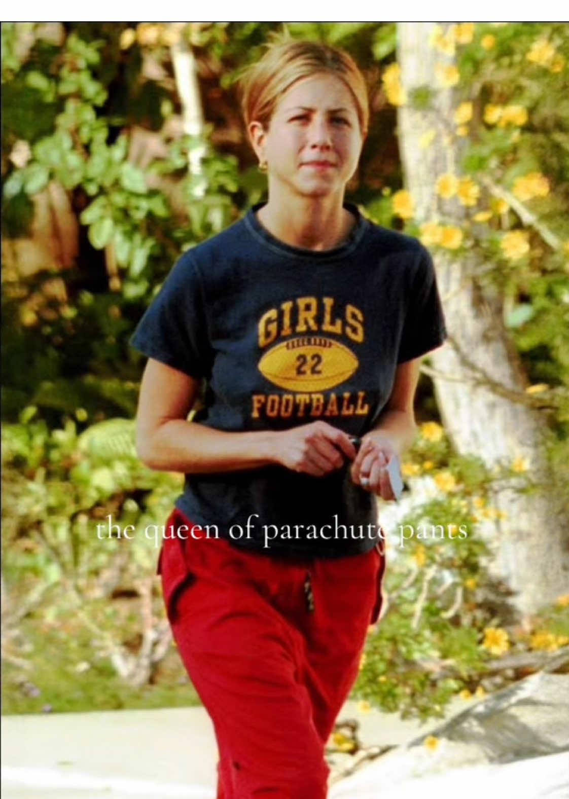 jennifer anistons iconic parachute pants 🤍 #jenniferaniston #viralvideo #rachelgreen #90s #foryoupage 