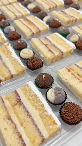 Praticidade e sabor em uma só caixinha ✨ Uma fatia de bolo + 3 docinhos que transformam qualquer evento em uma experiência prática, linda e deliciosa. Perfeito para aniversários, escolas, empresas e momentos especiais sem complicação 🥳💛 👉 Quem aí gostaria de receber uma dessas caixinhas prontinhas na festa? Marca aqui quem iria amar 🍫🍰