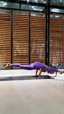 Entonces @@martin_payero me dice FLUYE y yo digo VOY 💜 y esto fue lo que salió #yogaflow #secuenciadeyoga #yogasequence #playadelcarmen #yoga 