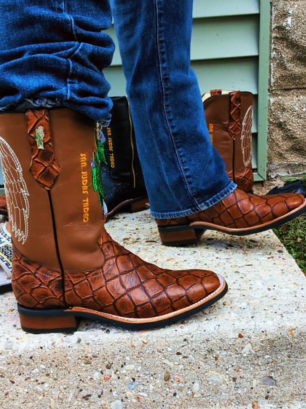Botas artesanales en piel grabada pescado y cocodrilo nuca para caballero con bordado SJT En el tubo disponibles en la tienda tiktok shop  western boots outfits  botas boots #creatorsearchinsights  Stylish Western Boots Outfit Ideas #westernoutfits, #cowboyfashion, #bootstyle, #fashiontips, 