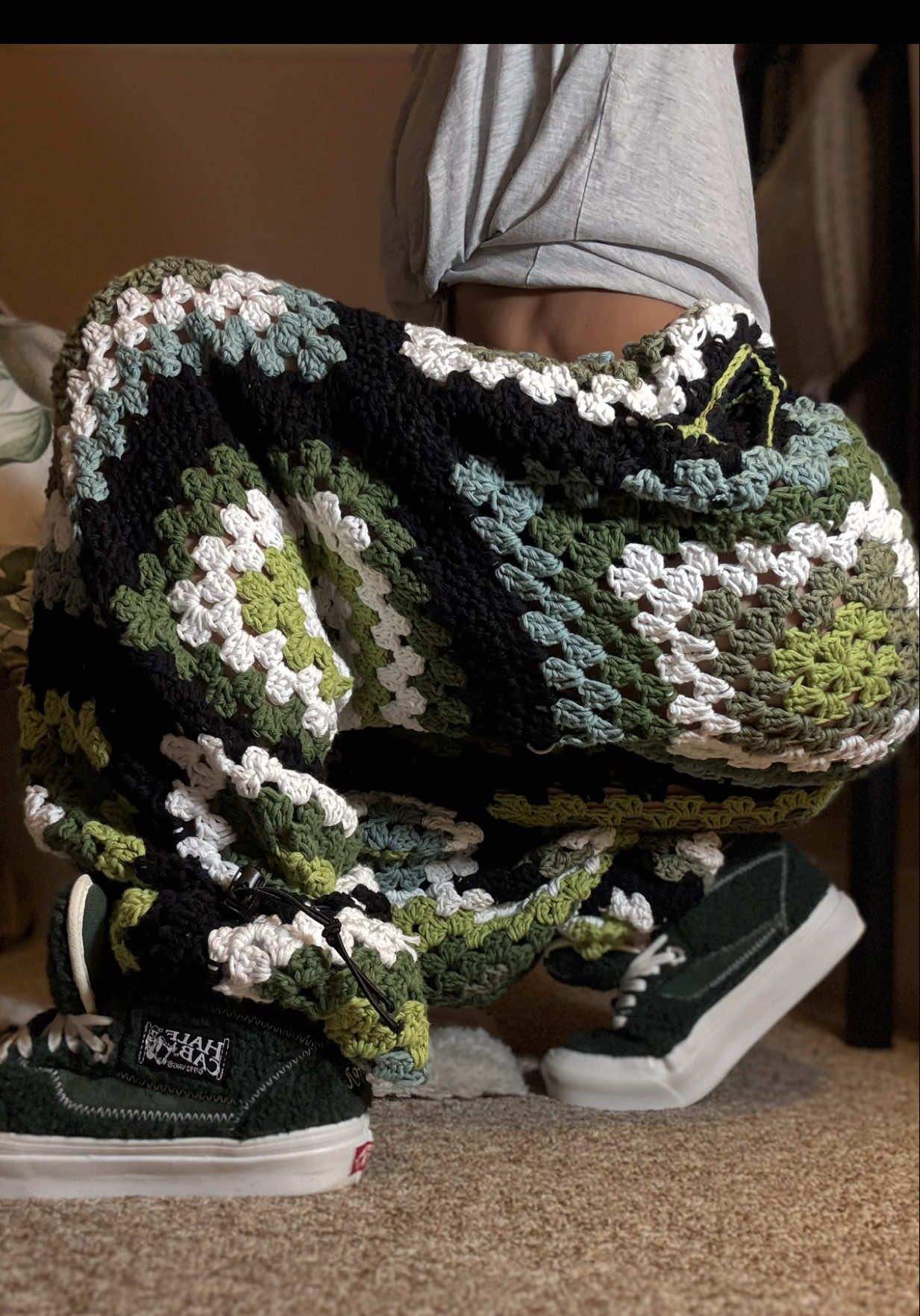 Yo!  Make it look easssssy 🍋🍋‍🟩 Another pair of baggy granny square pants. Like, super baggy. And long 📏 #aelfaco #crochetbaggypants #skatestyle #crochettrousers #freehand 