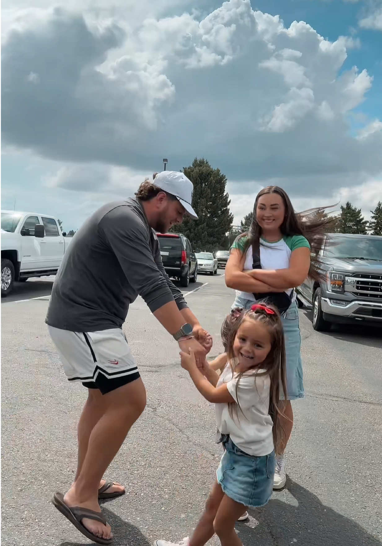 LOOK WHO’S FINALLY HOME !!! 😭🤭 #daddyhome #fitcheck #familythings #OOTD 