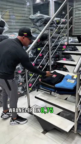 Llegaron los pantalon levi’s de Caballero clásico tela machaza solo al mayor por docena estamos ubicados en el mercado los guajiros valencia estado Carabobo para mayor información por el 04244322872 #videoviral #videos #inversionesmendoza #mercadolosguajiros #pantalones 
