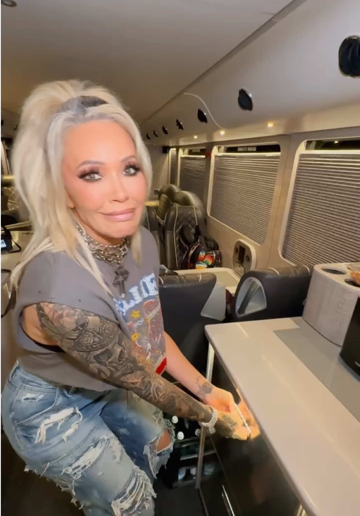 Movin’ on upppp #bunniexo #jellyandbunnie 