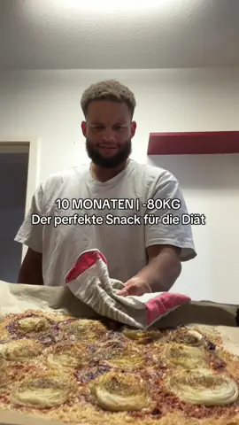 10 MONATEN | -80KG  Der perfekte Snack für jeden Diät!!!  Knusprige Onion Rings aus nur 2 Zutaten 😍🧅🧀 So einfach, so lecker! Perfekt  Zutaten 	•	2 große Gemüsezwiebeln 	•	150 g geriebener Parmesan 	•	1 TL Paprikapulver 	•	1 TL Oregano 	•	Salz, Pfeffer nach Geschmack 	•	2 EL Olivenöl ⸻ Zubereitung 	1.	Backofen auf 180 °C Ober-/Unterhitze vorheizen. 	2.	Zwiebeln schälen und in dicke Ringe schneiden. 	3.	Ein Backblech mit Backpapier belegen und den Parmesan gleichmäßig darauf verteilen. 	4.	Die Zwiebelringe einzeln auf den Parmesan legen. 	5.	Mit Paprika, Oregano, Salz und Pfeffer würzen. 	6.	Mit etwas Olivenöl beträufeln. 	7.	Für 15–20 Minuten backen, bis die Onion Rings goldbraun und knusprig  sind. #rezepte #kochen #gesundkochen #diättipps #abgenommen 