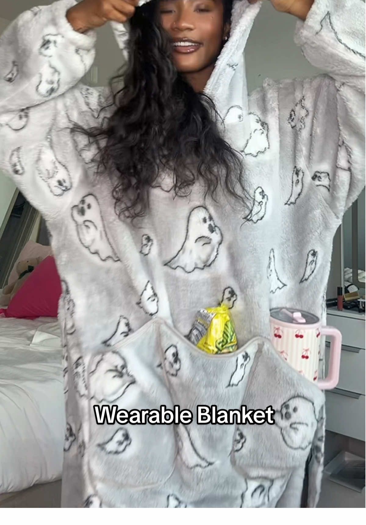 be careful opening the package bc i cut a hole in mine 😀 #tiktokshopcreatorpicks #christmasgiftideas #fyp #wearableblanket #halloweenblanket 