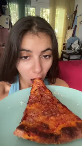 who else loves pizza?? 🍕 #pizzatime #mukbang #asmreating #mouthsounds 