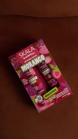 Um dos nossos queridinhos, agora, com nova fórmula! 🍓✨ Dizem que em time que se está ganhando, não se mexe, mas com a Skala essa regra não se aplica. Porque o que já era incrível, ficou ainda melhor! 😱❤️ O kit de shampoo e condicionador Frutástica Morango vem ainda mais nutritivo, com Extrato do Morango, Óleo de Oliva, Mirra e MUITO mais. Tudo isso pensado para cuidar do seus fios desde a primeira lavagem.  Bora testar?🤩 #NovaFormula #SkalaMorango #Frutástica #MaisPerformance