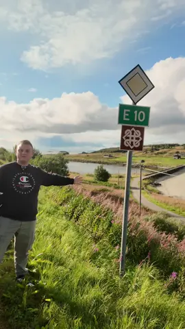 📍 En Noruega existe una señal especial que no vas a ver en otros países: indica que estás en una Ruta Turística Nacional 🚗🇳🇴. Son caminos panorámicos con paisajes increíbles de montañas, fiordos y nieve, pensados para recorrer con calma y cámara en mano 📸. ¿Te animarías a manejar por acá? #noruega #viajes #rutatursiticanacional #fiordos
