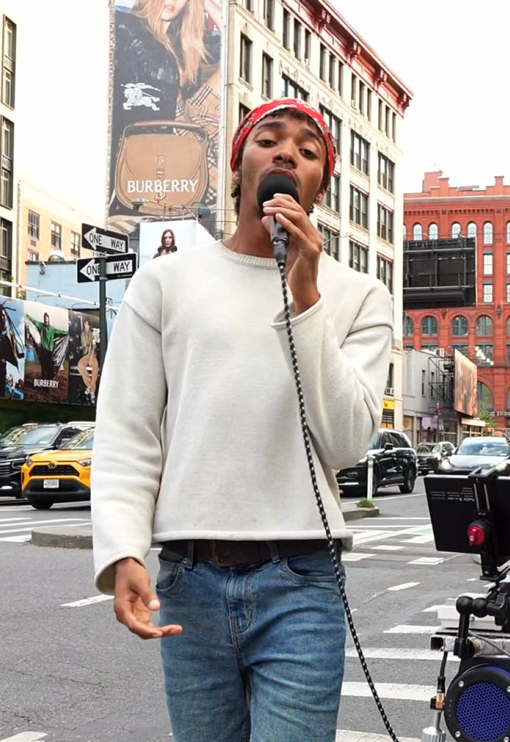 Some of the most insane vocal runs yet on my livestream 🙌🔥 This stranger @avandrio pulled up asking for a slower vibe and took it to the moon 🌙