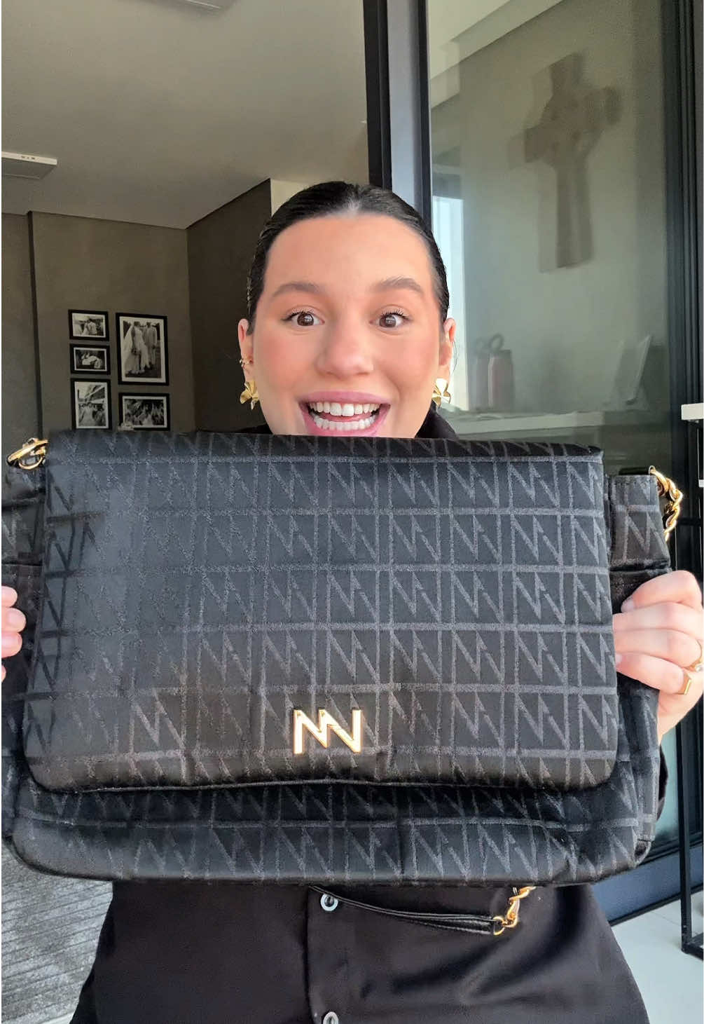 Vocês precisam concordar comigo que não faz SENTIDOOOO a bolsa combinar com o bebê 😭. Glória a Deus pela vida da @Bolsas Vilma Mirian hahahahahah