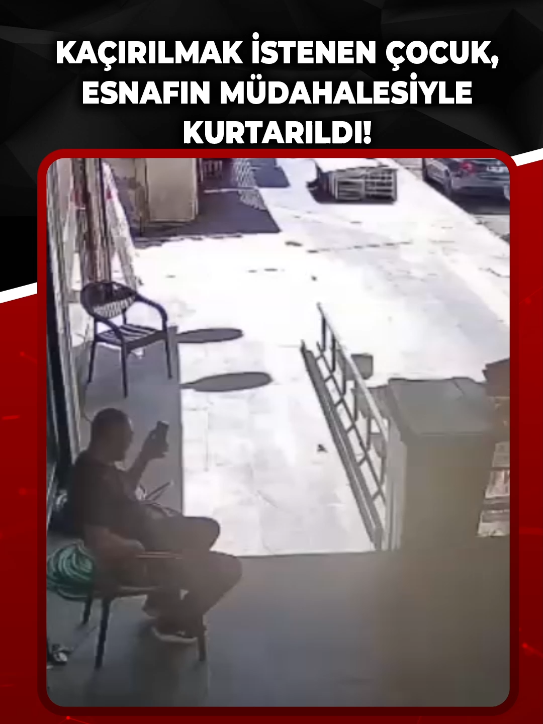 Diyarbakır’da 9 yaşındaki erkek çocuk, kimliği belirsiz bir kişi tarafından kaçırılmak istenirken, esnafın şüpheliye müdahalesiyle kurtuldu. #diyarbakır