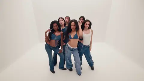 Cuando una marca elige a sus #embajadores, no se trata solo de visibilidad, sino de encontrar un match real con el mensaje que quiere transmitir ✨ Un ejemplo reciente es la campaña Better in Denim de #GAP, protagonizada por #Katseye, un grupo femenino con integrantes de diferentes culturas y países. Su diversidad, estilo y frescura no solo conectan con la estética #Y2K del spot, sino que refuerzan la idea de inclusión y autoexpresión que la marca quiere impulsar. 👉🏼 Más que buscar celebridades aisladas, apostar por colectivos que encarnen los valores de tu marca puede generar un impacto mucho más auténtico. En Parcia creemos que ahí está la diferencia: cuando el mensaje y la voz que lo comparte logran resonar de verdad con la audiencia 💡✨ ¿Cuál es tu fórmula para encontrar ese match perfecto?  #influencermarketing 