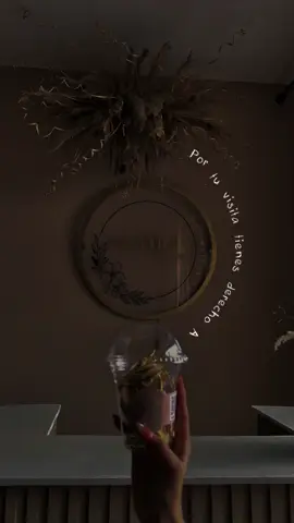 ✨ En nuestro salón no solo cuidamos tu belleza, también tu experiencia 💇‍♀️💅. Relájate mientras disfrutas de una cerveza fría, una copa de vino, un rico cafecito ☕, dulces o un agua bien fresca. Porque verte bien también significa sentirte increíble 🍃 #fyp 