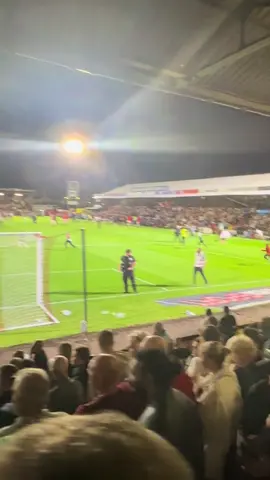 Grimsby beat Man United on penalties and knock them out of the Carabao Cup. Here’s the scenes at full time after the Mbuemo penalty miss. #STPLSports #Grimsby #ManchesterUnited #Mufc #ManUnited 
