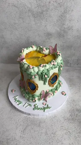 If princess tiana were a cake 👑  *a crown was on top but I forgot to add it at the time of filming 🥲 #princessandthefrog #princesstiana #tiana #cake #fyp 