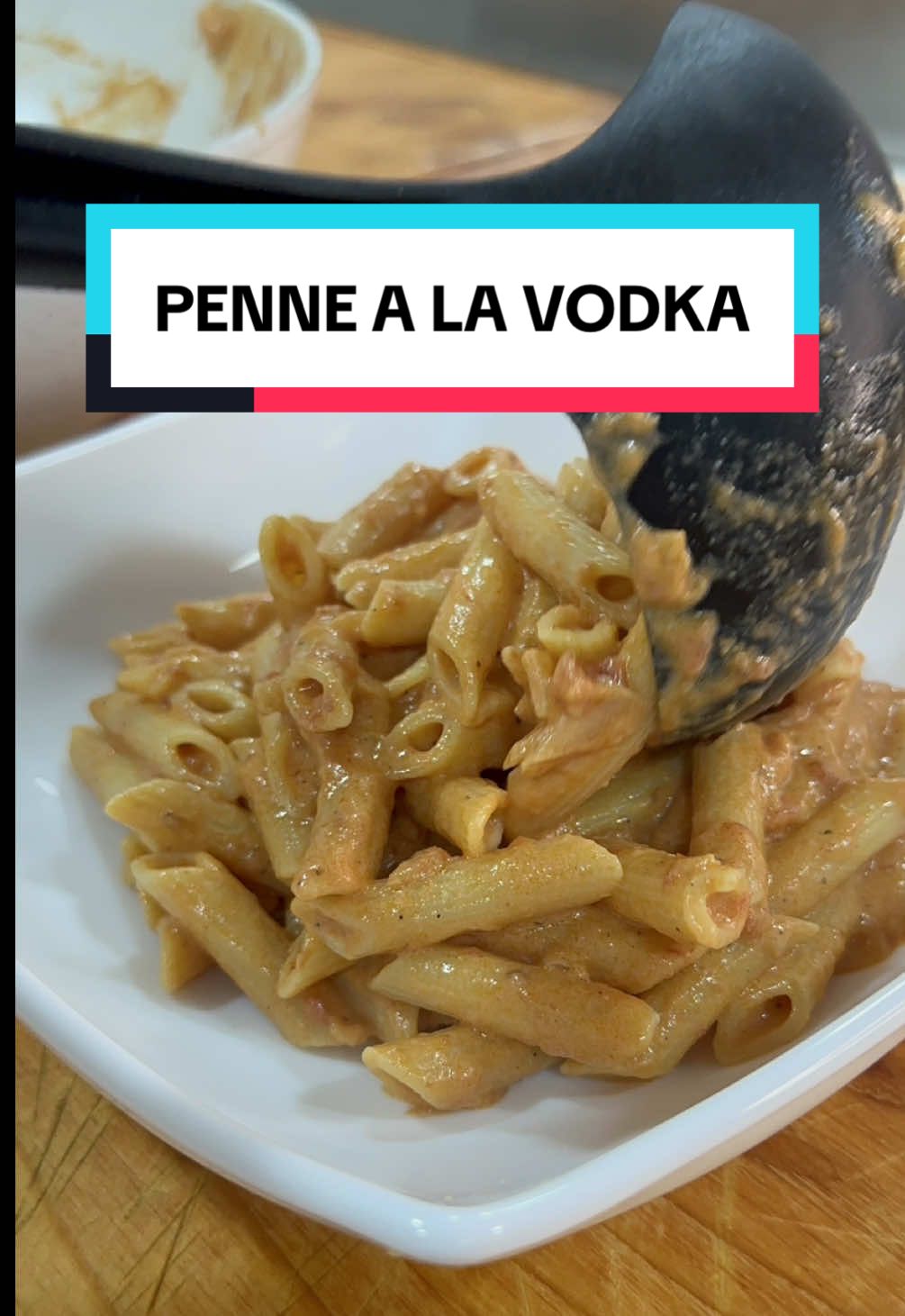 😱 PENNE a la VODKA 🍝🇮🇹 🍝🔥 Un clásico que nació en los años 70 y que sigue conquistando paladares: Penne alla Vodka. Cremosa, con tomate, un toque de vodka y ese sabor único que solo la cocina italiana puede dar. 🇮🇹 📚 Descubre más recetas auténticas en mi Universo Italiano: 🔗 https://chefrobertaofficial.com/universo-italiano/ 📍Y si estás en Costa Rica, ven a probar la verdadera cocina romana en Aroma Roma  #ChefRoberta #CocinaItaliana #aromaroma #pasta #recetas 