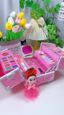 📸✨ Serunya main makeup-makeupan! Jadi MUA cilik dulu yuk~ 🎨💄 Look-nya gemes banget gak sih? 😍 #MainanMakeup #MakeupAnak #MakeupLucu #MainanAnak #fyp 