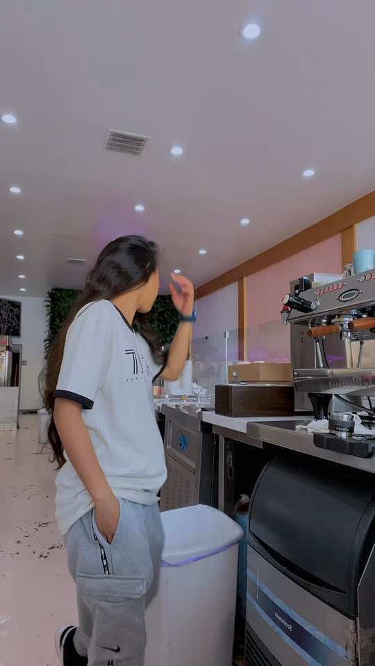 Baby what you see is what you get🤭 Miss working at a coffee shop✨🙈#throwback 