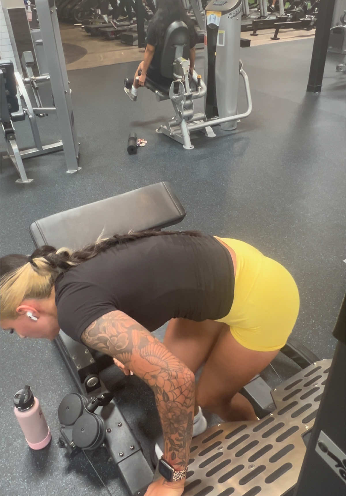 A nice lil quad and glute day!! Whats your fave/most slept on glute exercise in ur opinion? #gymspo #workoutsforwomen #glutepump #gymrat #xyzbca #quadworkout 