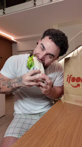 Um dia INTEIRO no @iFoodbrasil com só R$50?! Desafio aceito! Tudo isso graças ao Hits iFood, a nova aba cheia de pratos bons no precinho e com entrega grátis! E aí, topa tentar esse desafio também? 😏🍽️  #iFoodHits #DesafioiFood #Publicidade #PedeiFoodJá #iFoodÉTudoPraMim