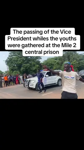 The passing of the Vice President whiles the youths were gathered at the Mile 2 central prison #gambian_tiktok🇬🇲🇬🇲  #Gala #Protest #youths 