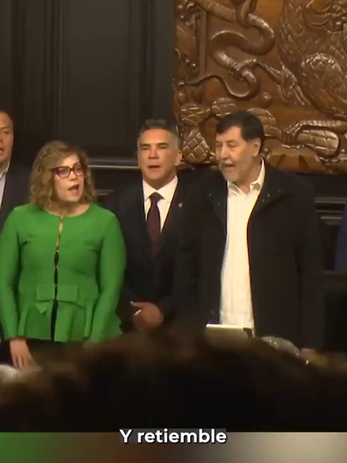 🔥 ¡Se calienta el Congreso! En el Senado, Alejandro “Alito” Moreno y Gerardo Fernández Noroña pasaron de los gritos a los empujones. Tras el choque, “Alito” lo llamó cobarde y lo retó a darle “dos chingadazos”. 👊⚡️ ¿Hasta dónde llegará la tensión en el Congreso? #ÚltimaHora #PolíticaMX #Senado #Alito #Noroña