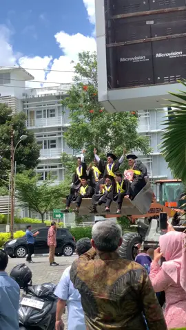 ga sipil ga tengil 🤣 #wisudaugm 