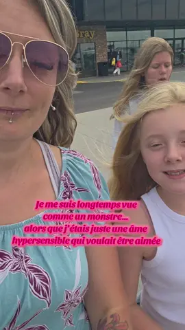 💥 Vivre avec le TPL, c’est porter une tempête à l’intérieur de soi. C’est aimer tellement fort que ça fait mal. C’est avoir peur d’être abandonnée au moindre silence. C’est sentir son cœur exploser de rage alors que tout ce qu’on voulait… c’était être aimé. C’est se lever le matin avec la boule d’angoisse dans le ventre. C’est passer de “je suis invincible” à “je ne mérite rien” en une fraction de seconde. C’est ce vide intérieur qui avale tout… et qui donne l’impression de ne jamais être assez. Mais derrière ce chaos, il y a une vérité que personne ne dit assez fort : 👉 Les personnes avec un TPL ressentent la vie mille fois plus fort. Elles aiment avec une intensité rare. Elles pardonnent, elles s’attachent, elles espèrent… même quand elles ont été détruites mille fois. Et moi, j’ai décidé que ce feu-là, je ne le laisserais plus me consumer. J’ai choisi d’en faire ma force. Parce que oui, le TPL peut être une prison… mais il peut aussi devenir un moteur. Un rappel que je suis vivante, entière, et que j’ai le pouvoir de transformer ma douleur en puissance. Alors si tu lis ça et que tu te reconnais… sache une chose : Tu n’es pas seule. Ta douleur est réelle. Mais toi aussi, tu peux renaître du chaos. 🌹✨  Moi, ce qui m’aide à canaliser ce feu intérieur et à devenir chaque jour plus forte, c’est le Private Club. Un espace où je peux réguler mon système nerveux, travailler sur mes blessures, pis reconnecter avec la femme puissante que je suis en train de devenir. 💌 Si toi aussi t’as envie d’arrêter de subir ton chaos intérieur pis de transformer ta douleur en force… viens nous rejoindre. Écris-moi PRIVATE en commentaire ou en DM, et je t’ouvre la porte du Club. 🔑🩷 #privateclub #outils #tpl #borderline #SelfCare 