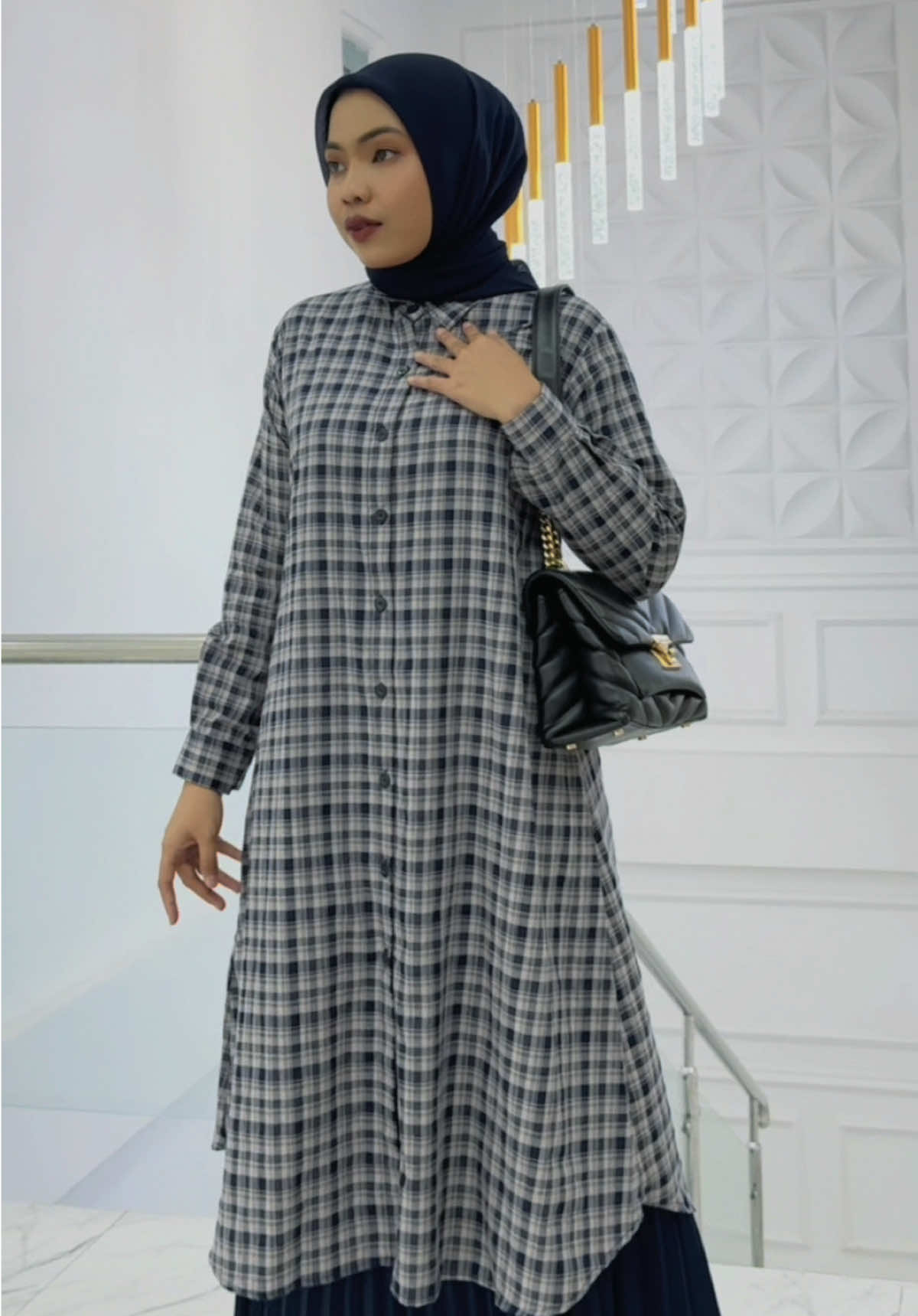 🌸 Poppy Square Tunic – Smart Casual Look 🌸 Motif square memang nggak pernah gagal bikin gaya kamu tampil lebih elegant dan smart casual. ✨ Warna netral kekinian yang gampang dipadu padan ✨ Bahannya jatuh, adem, dan nyaman seharian ✨ Anti kusut walau dipakai dari pagi sampai sore 📌 Tersedia ukuran: L : LD ±100cm | PB ±110cm XL : LD ±110cm | PB ±110cm XXL : LD ±120cm | PB ±110cm Dengan Poppy Square Tunic, kamu bisa tampil stylish tanpa ribet! Buruan miliki sebelum kehabisan, ya bestie 💕 #promomakangajian #TikTokShop #produklokal #ZalfaOutfit #trendbaju 