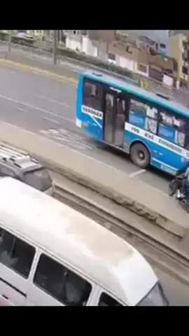#UltimoMinuto  La policía capturó  en una persecución,  delincuentes que asesinaron  a un chofer de  transporte público, por extorsión,  Esto sucedió  evitamiento de  Santa Anita,  #facebookviral