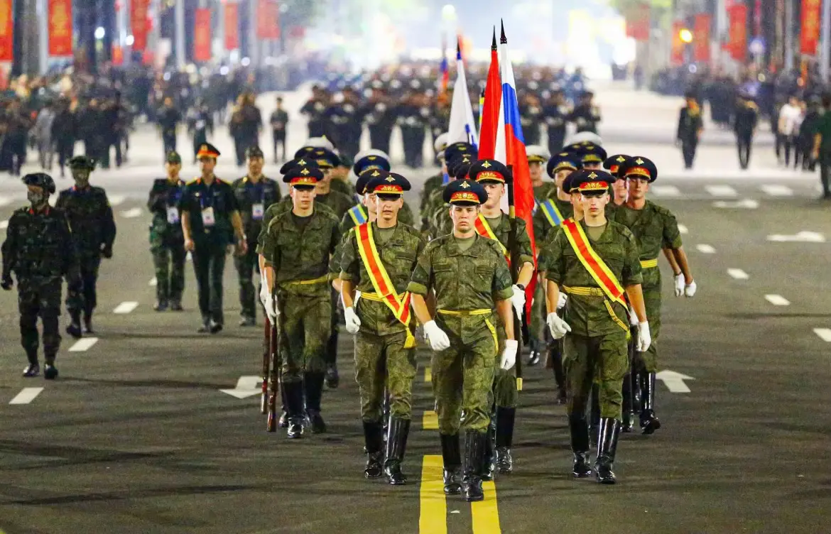 #dieubinh 🇻🇳 🌿 🇷🇺  🤔🤔🤔 Tham gia diễu binh ngày 2-9-2025 của ta, Nga cử 31 chiến sĩ gồm 01 chỉ huy đi đầu và 30 chiến sĩ xếp thành 10 hàng ngang. Vì sao lại là con số ấy? 😍😍😍 Ấy là nhắc nhớ kỷ niệm 31 năm Hiệp ước về những nguyên tắc cơ bản của quan hệ hữu nghị Việt- Nga, ký ngày 16-6-1994. Hiệp ước đó được coi là khai sinh mối quan hệ Việt- Nga hiện đại, thay thế Hiệp ước hữu nghị và hợp tác toàn diện Việt- Xô, ký năm 1978 do Nga kế thừa mọi quyền lợi và nghĩa vụ của Liên Xô.  🇻🇳🇻🇳🇻🇳 Trước đây 4 tháng, tại lễ diễu binh Ngày chiến thắng của Nga 9-5-2025, ta cử 68 chiến sĩ tham gia. Đó là để kỷ niệm 68 năm ngày Bác Hồ dẫn đầu đoàn đại biểu nước ta sang dự lễ diễu binh kỷ niệm 40 năm Cách mạng Tháng 10 tại Matxcơva, ngày 7-11-1957. 👮‍♂️👮‍♂️👮‍♂️ Đội hình duyệt binh là các quân nhân của Trung đội nghi lễ thuộc Trung đoàn độc lập số 154 Preobrazhensky, trực thuộc Bộ Quốc phòng Liên bang Nga, có nhiệm vụ chuyên thực hiện nghi lễ Quốc gia. Đặc biệt, họ chịu trách nhiệm rước Quốc kỳ Nga và Lá cờ Chiến thắng mở đầu tất cả các cuộc duyệt bình Chiến thắng trong tiếng nhạc “Cuộc chiến tranh thần thánh” hùng tráng  🤤🤤🤤 Người chỉ huy là đồng chí Anton Mikhailov, trung đội phó. Anh đã vinh dự hơn 10 lần được cầm lá cờ Chiến thắng và quốc kỳ Nga tại các cuộc duyệt binh trên Quảng trường ĐỎ. Năm 2015, anh cũng đã có mặt tham gia duyệt binh tại quảng trường Thiên An Môn, Trung Quốc. 💞💞💞 Tốc độ diễu binh trên nền nhạc của Nga là 120 bước/ phút, còn tốc độ diễu binh của ta là 103 - 106 bước/ phút.#xuhuong #dietcontrungtritam 