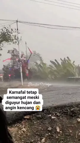 sesuai tema kapal bajak laut diterpa angin' badai karnaval 27.08.2025