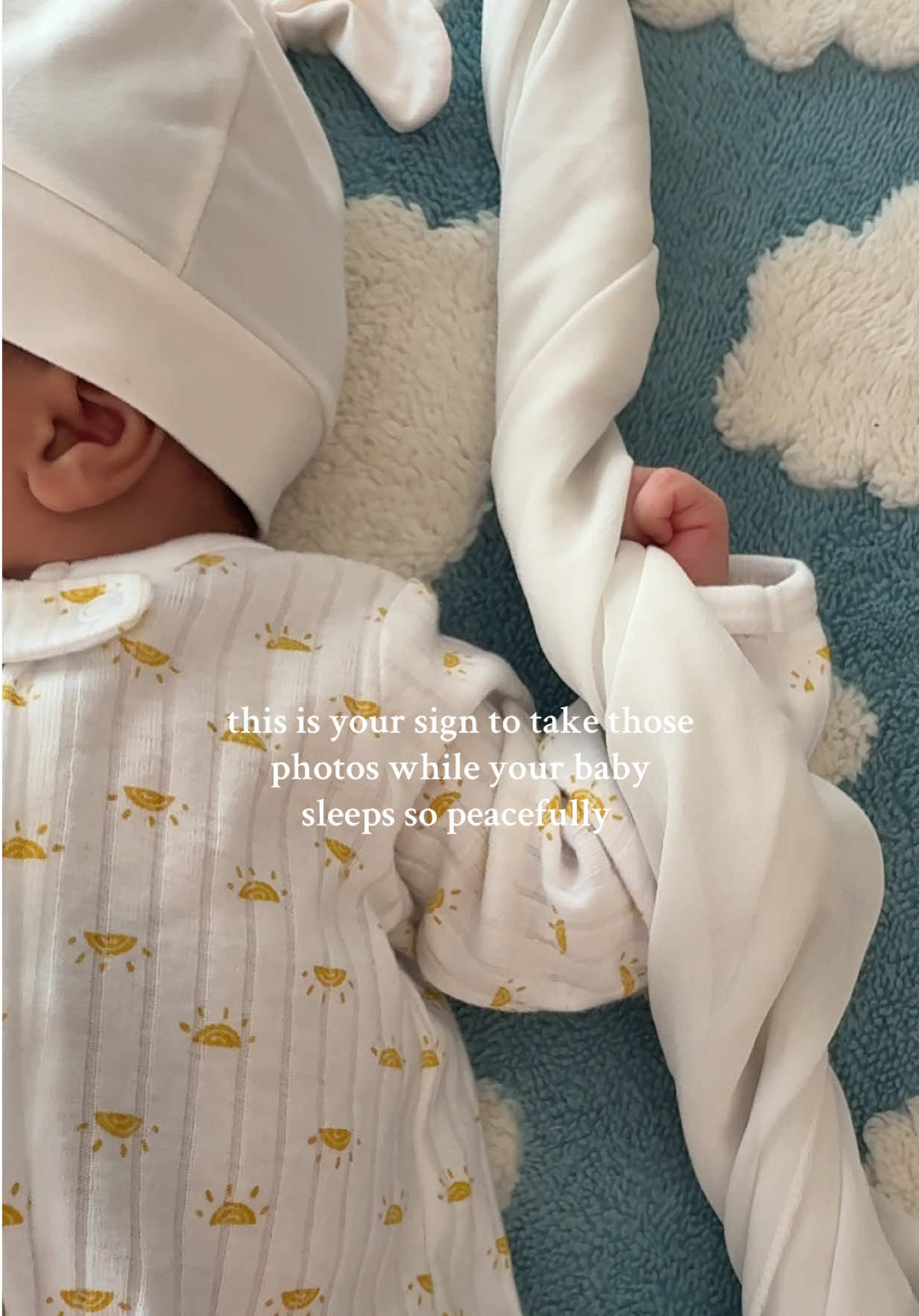 She is my sunshine ☀️ #babyphotos #newbornbabyphotoshoot #momtok #babyphotoshoot #babymodel #swingphotoshoot 