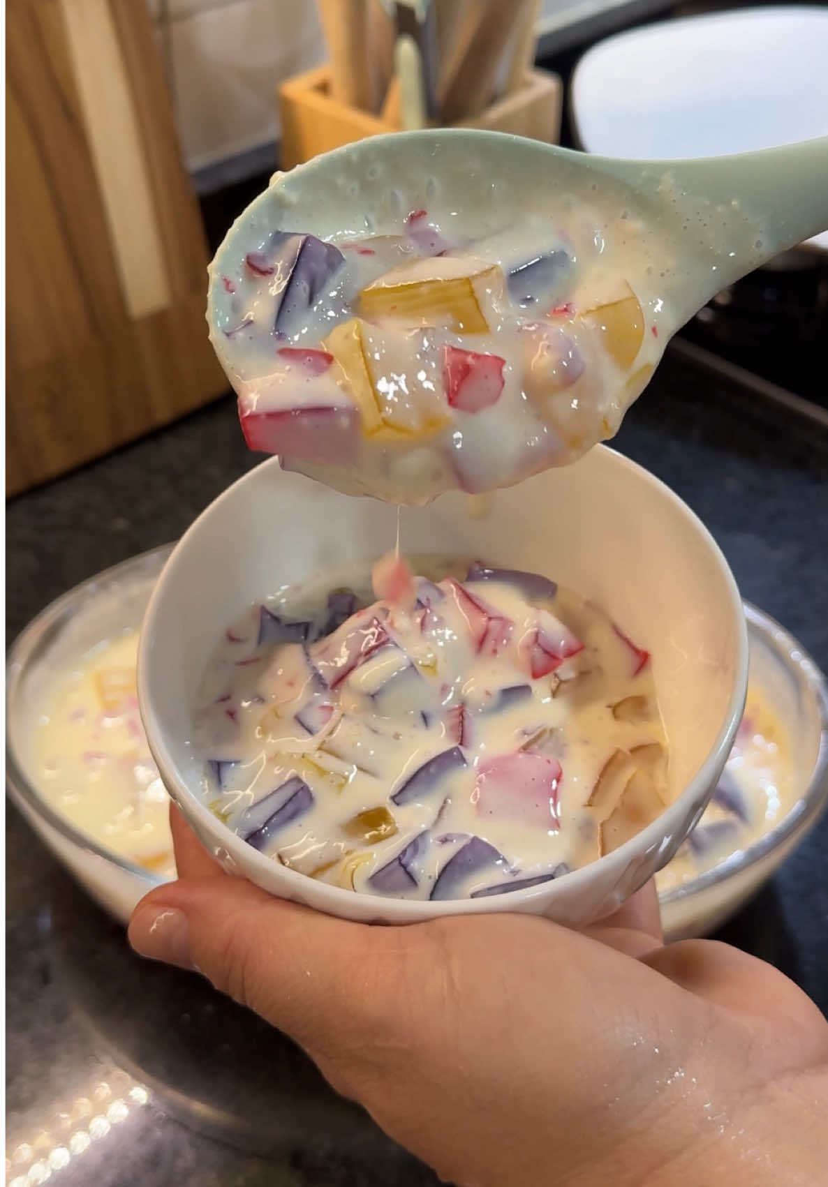 Gelatina colorida cremosa, sobremesa fácil e rápida