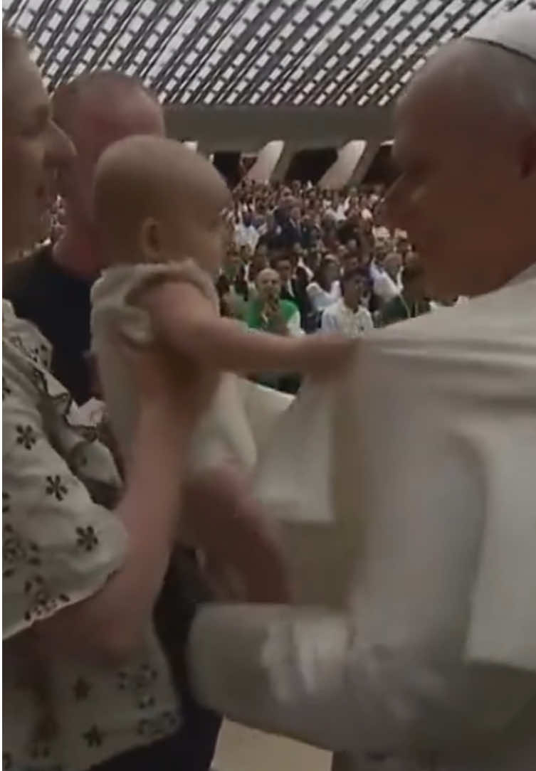 Pope Leo with a baby who refused to let him go 🥹😅 #fyp #popeleoxiv #babies  #foryou #paratii 