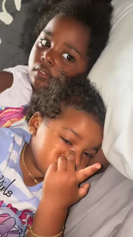 Flashback Wednesday 🤗. It’s hard to believe how much they’ve grown…this moment wasn’t even that long ago. 🥹💛 Time really does fly. #sisterbond❤️ #babyLeïa💫💝 #babyMaïa😍 #bebesdamour💕💕 #mommysworld🌎daddysgirls🎀      ——————————— Retour en arrière ce mercredi. C’est fou de voir à quel point ils ont grandi…..et pourtant ce moment ne date même pas d’il y a si longtemps. 🥹💛 Le temps passe si vite. ——————————- Nostalji Mèkredi. Mwen pa ka kwè kijan yo grandi konsa….epi moman sa a pa pèn gin kèk mwa. 🥹💛 jou kouri 