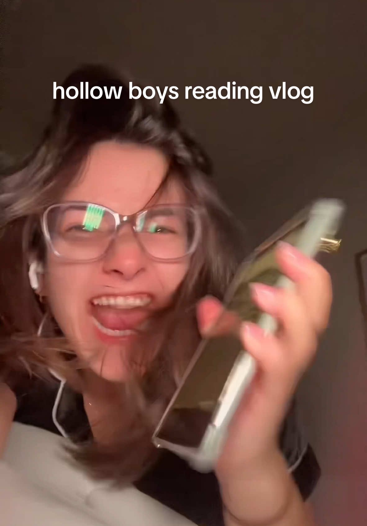 my first little reading vlog and what better to read than a dark romance that tore me apart #readingvlog #darkromance #bookishcontent #darkromancebooks #thehollowboys #currentlyreading #bookrecommendation #booklover #readingtime #bookrecommendations #booktokrecs #cozyreading #montyjay 