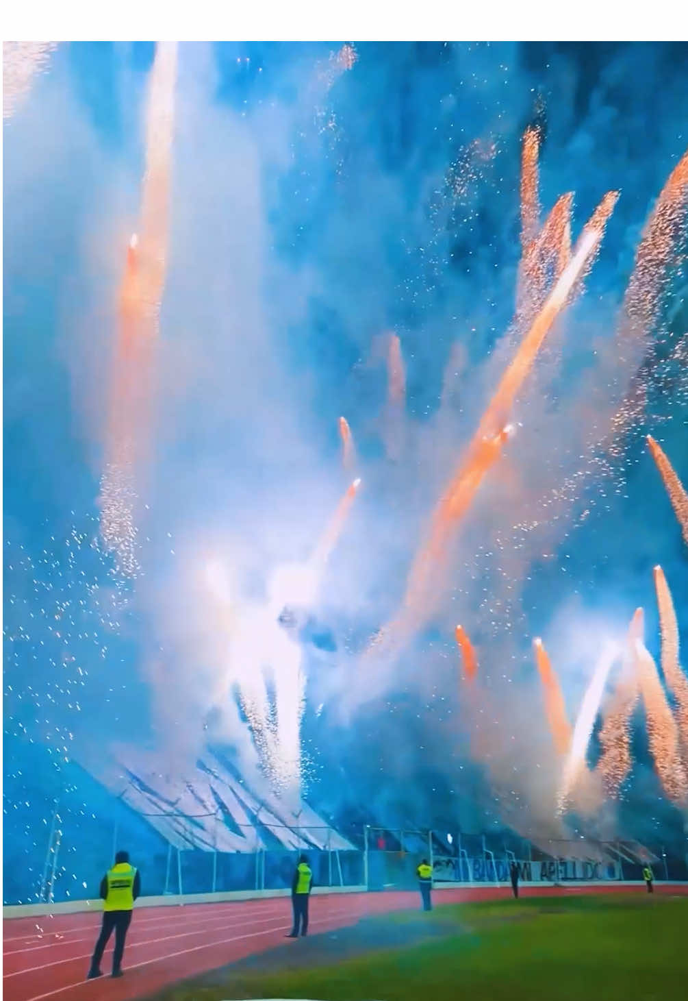 Este domingo se juega el mejor clásico del país y vos ¿ya compraste tus entradas? 🤩💙🇧🇴 📲 Adquirí tus entradas a través de: https://ticketeg.com/#/cpbloomingf7oriente ¡𝐌𝐨𝐧𝐭𝐞𝐫𝐨 𝐬𝐞 𝐭𝐢𝐧̃𝐞 𝐝𝐞 𝐂𝐞𝐥𝐞𝐬𝐭𝐞!🏟️💙 #VamosBlooming 