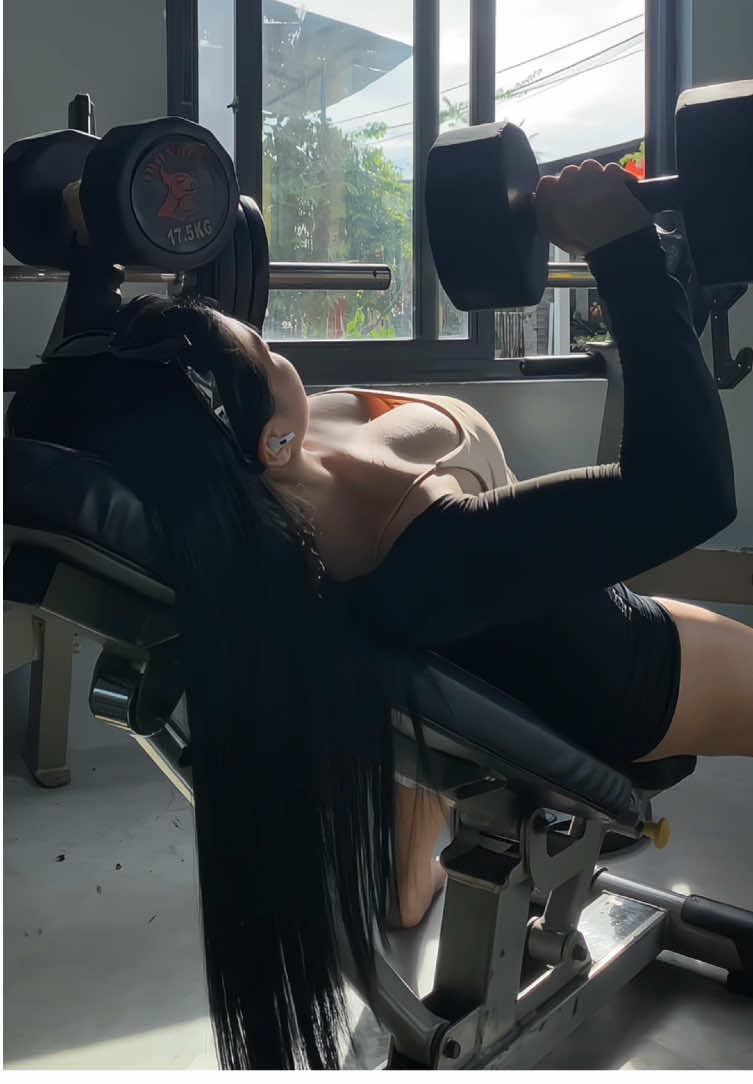 Thật sự mình không hề ganh tỵ về việc ai đó hơn mình mà trái lại mình rất ngưỡng mộ và công nhận đằng sau sự rực rỡ đó, họ đã cố gắng rất nhiều. #gymrat 