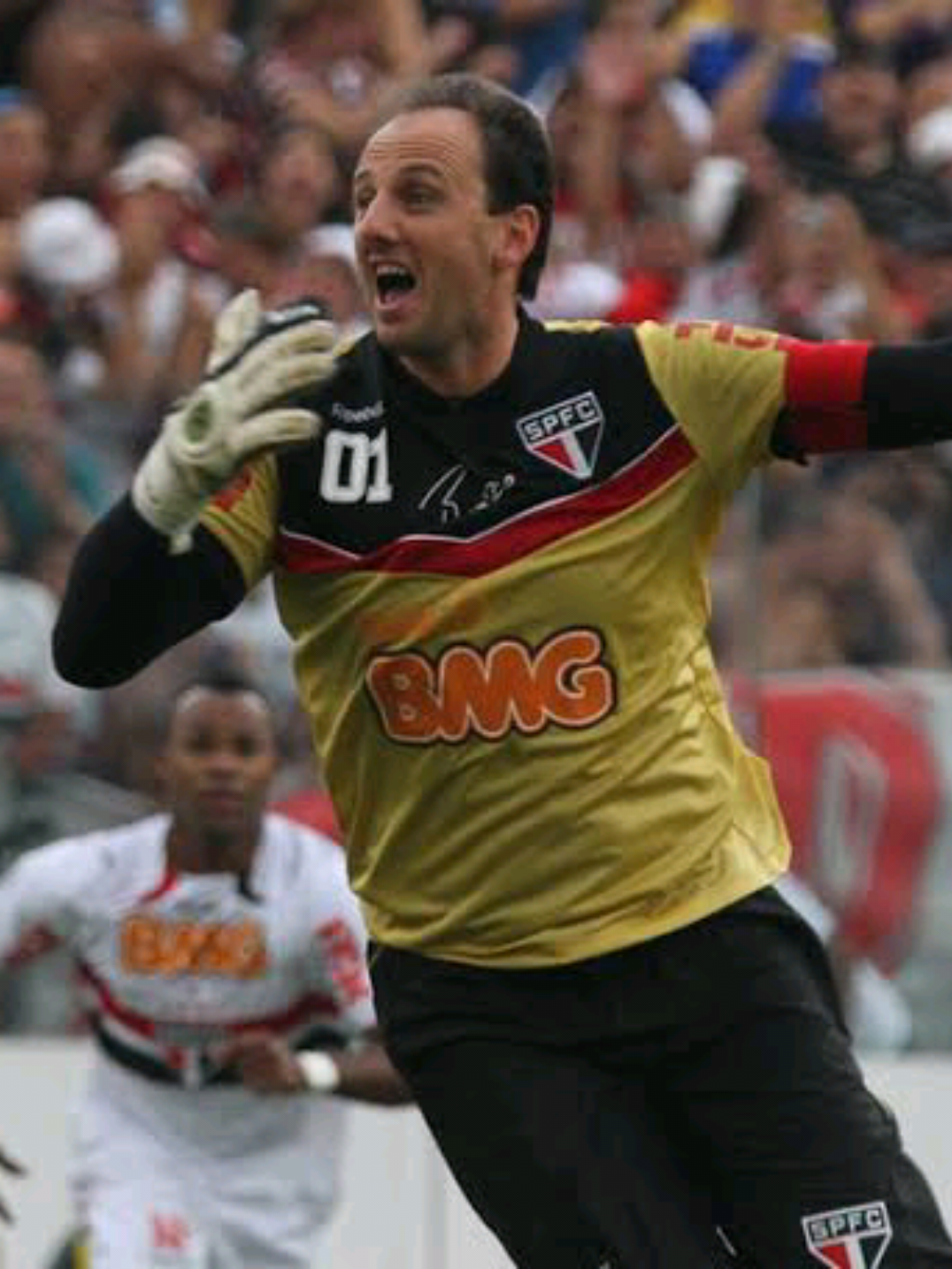 🎙️O 100º golo de Rogério Ceni foi marcado a 27 de março de 2011, num jogo contra o Corinthians, no qual ele cobrou um livre direto. Este feito histórico tornou Rogério Ceni o primeiro goleiro do mundo a atingir a marca de 100 golos na carreira. A partida, um clássico do Campeonato Paulista, terminou com a vitória do São Paulo por 2 a 1 na Arena Barueri. @São Paulo FC  . . . . . #morumbi #tricolorpaulista #saopaulofc #torcidaqueconduz #rogerioceni 