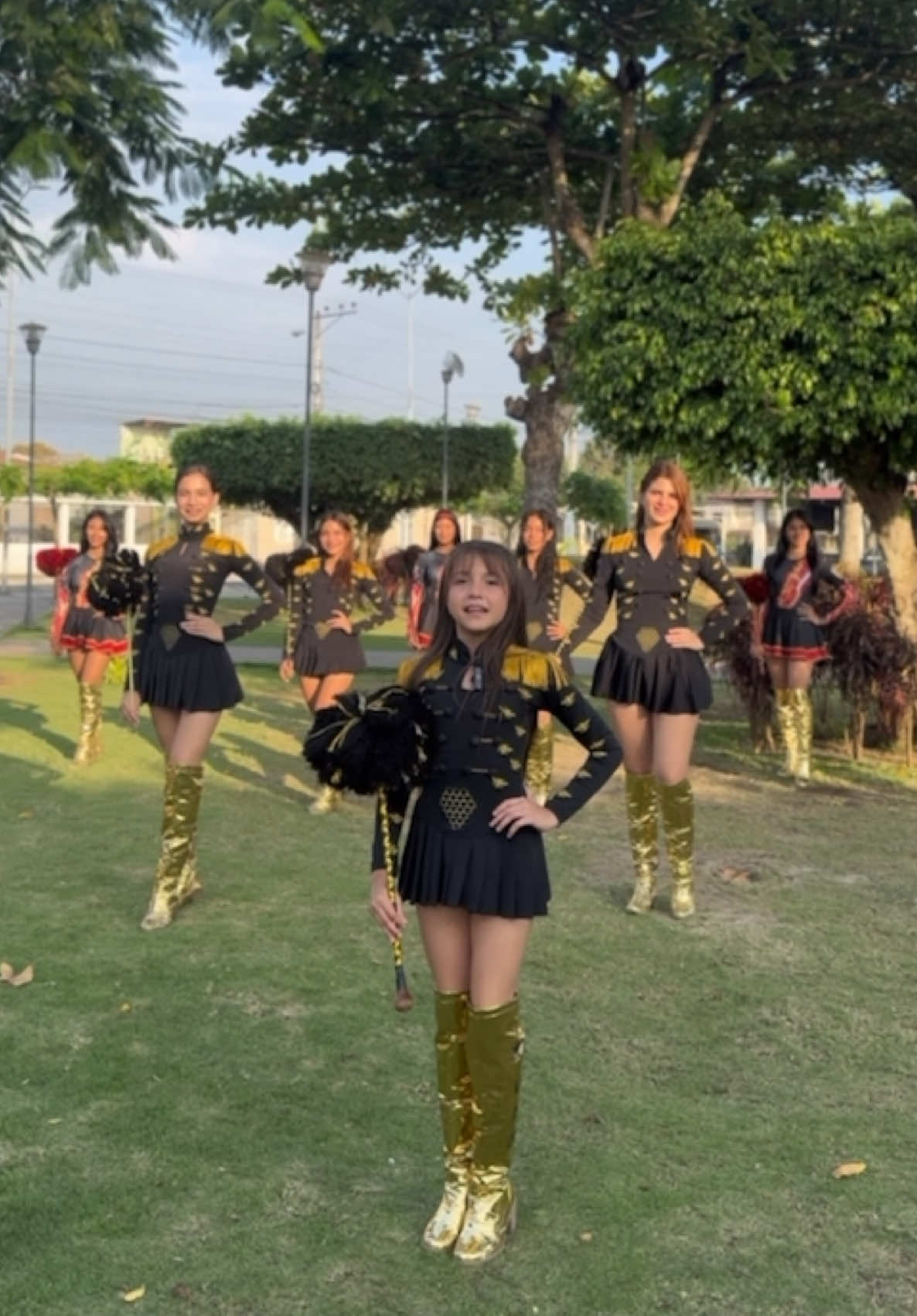 Milagro vamos por ti 🐝 #bastoneras top #desfile #fyp #ecuador🇪🇨 #viral 