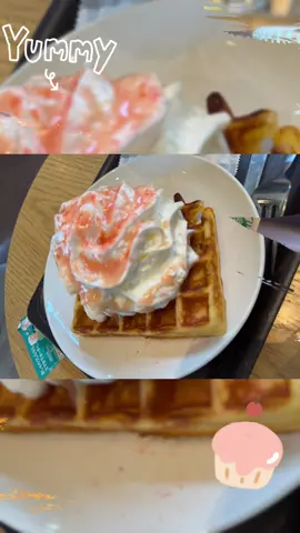 昨日は、お仕事面接前に‥ とある街のスタバでコーヒーTime！ ヘブンリーピーチソースと大量のソース添えて食すワッフル 美味しかった♡ あとで植物🪴載せます！ #カフェ #かふえバカスタム  #スタバ好き #すたは好き女子