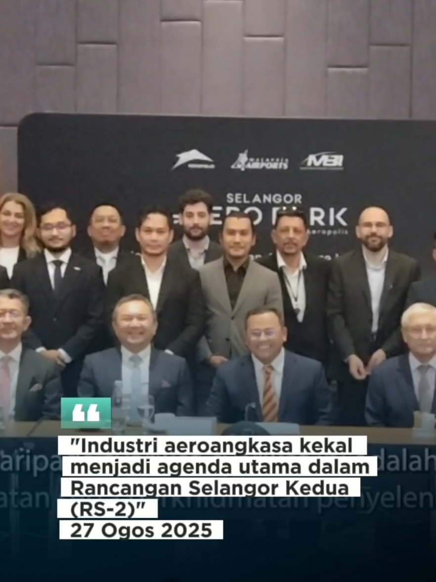 Selangor Terus Fokus Bangunkan Hab Aeroangkasa - MB @Amirudin Shari  1. Industri aeroangkasa jadi tumpuan utama Selangor – Negeri nak terus jadi pusat penerbangan serantau, tarik pelabur dan syarikat besar datang. 2. Selangor dah kuasai 70% aktiviti aeroangkasa Malaysia – Terutama dalam kerja penyelenggaraan, pembaikan, dan baik pulih kapal terbang (MRO). 3. Taman Aero Selangor (SAP) – Dibina dekat KLIA, seluas 600 ekar, nilai projek lebih RM2.3 bilion, jadi pusat besar untuk syarikat aeroangkasa dan logistik. 4. Sasaran besar Malaysia – Menjelang 2030, industri ini dijangka jana pendapatan lebih RM55 bilion setahun. 5. Pameran Udara Selangor (SAS) 2025 – Akan dibuat sekali dengan Sidang Perniagaan Antarabangsa Selangor di KLCC, bincang hal dron, kapal angkasa, tenaga penerbangan hijau dan teknologi baru. #KitaSelangor #aeroangkasa #mbselangor #amirudinshari #keadilanuntuksemua 