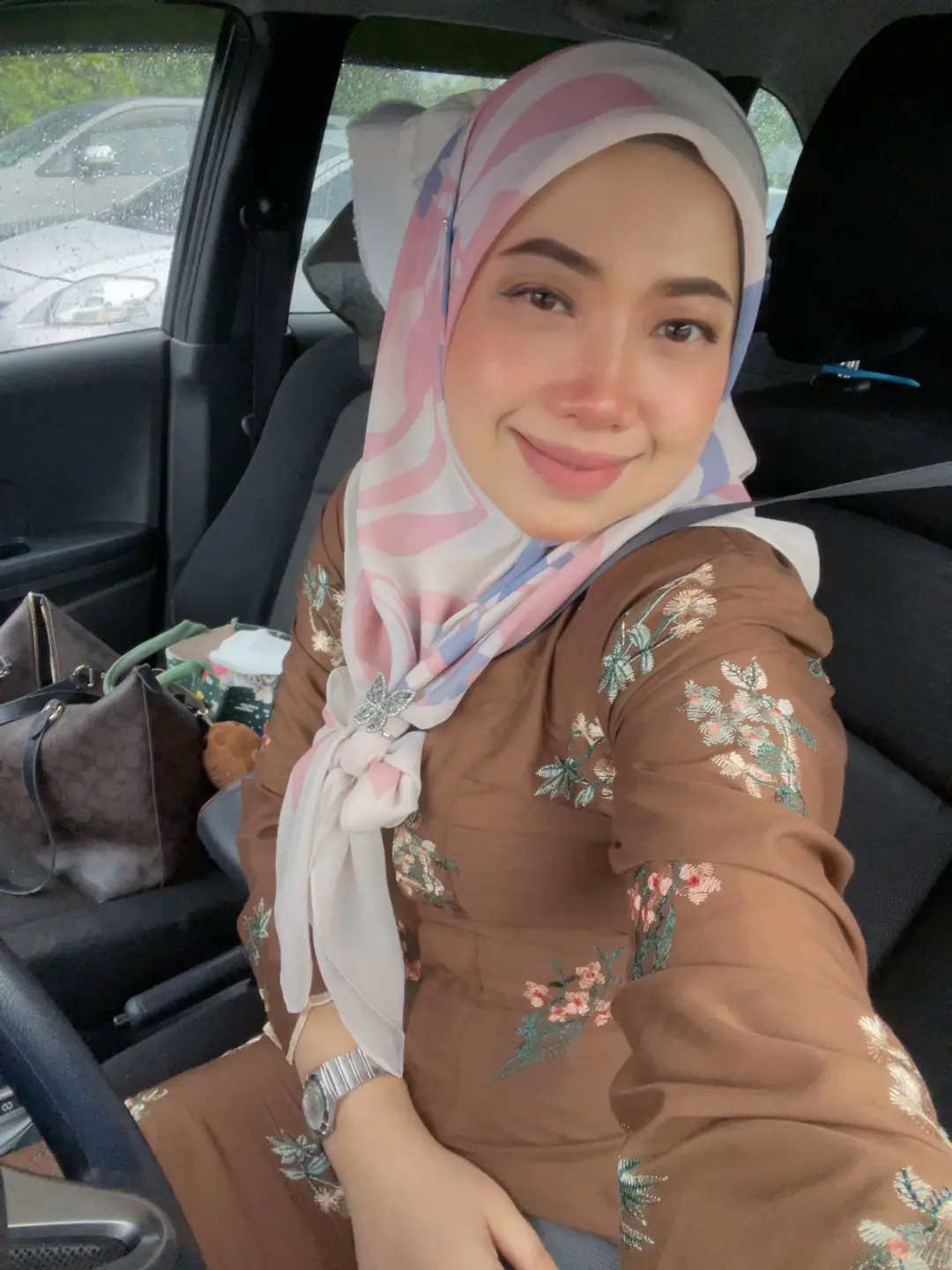 “Good morning to the person who never fails to make me smile🫶🏻..” #fypシ゚viral🖤tiktok #going_office_in_rain 🌧️#thursdaymood#hijabistaSugarscarfLover🌸#28aug25🤎
