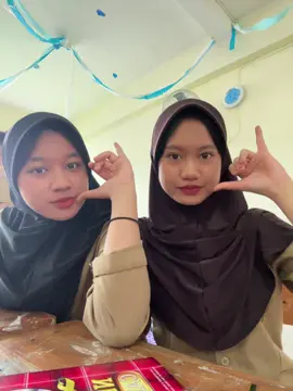 Dia kenapa angkat tangan?