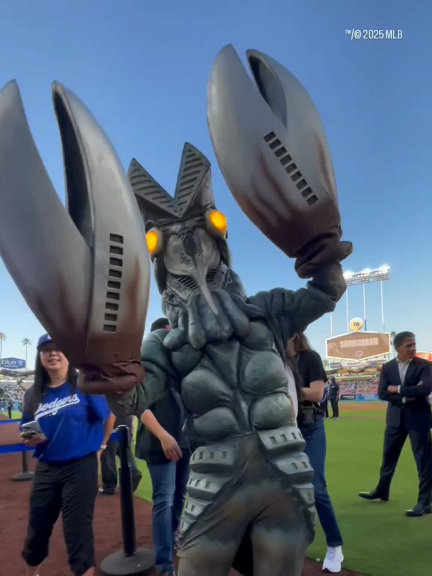 【公式】バルタン星人がドジャースタジアムでダンス！？ #Ultraman #dodgers #alienbaltan #ウルトラマン #ドジャース #バルタン星人