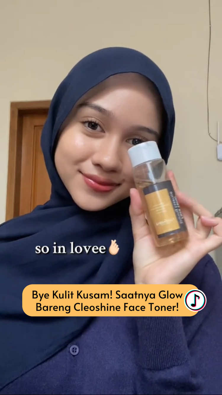 ✨Bye Kulit Kusam! Saatnya Glow Bareng Cleoshine Toner ✨ Gak cuma hidrasi, toner ini juga bantu cerahkan kulit kamu secara bertahap! Toner Shining Essence dari Cleoshine hadir dengan manfaat lengkap: 💧 Menghidrasi kulit secara optimal 🌤️ Mencerahkan kulit kusam sedikit demi sedikit 💆‍♀️ Menenangkan kulit dan mempersiapkan wajah untuk step skincare selanjutnya Gunakan setiap hari setelah cuci muka, dan rasakan kulit yang lebih lembap, sehat, dan glowing alami ✨ #cleoshine #cleoshinebeauty #brighteningskincare #skincarelokal #reviewskincare    